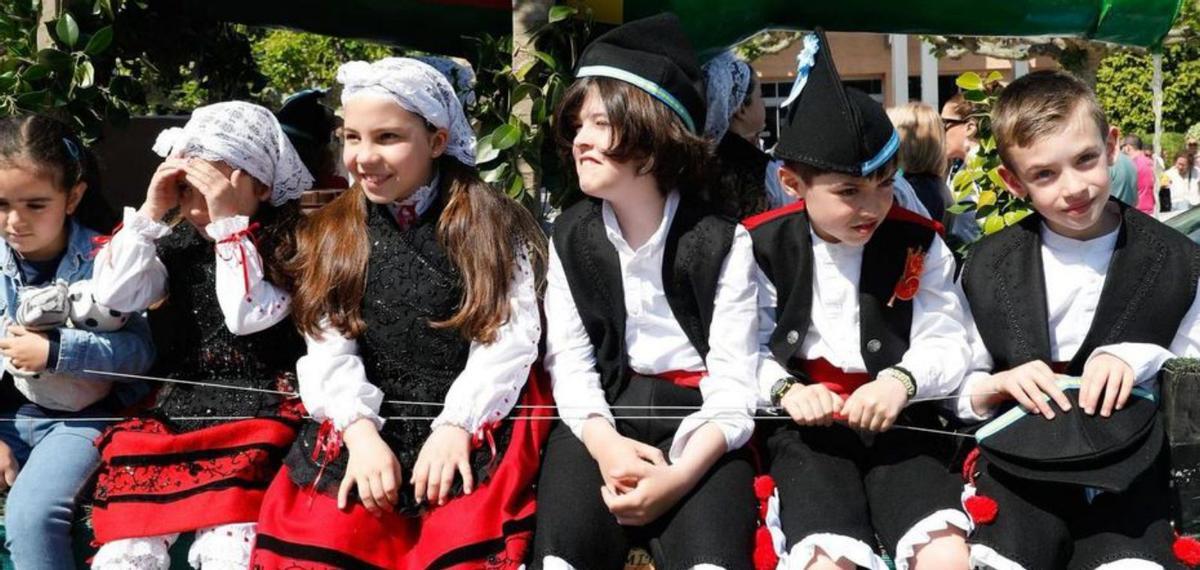 Dos de los grupos de participantes en desfile de carrozas. | MARA VILLAMUZA