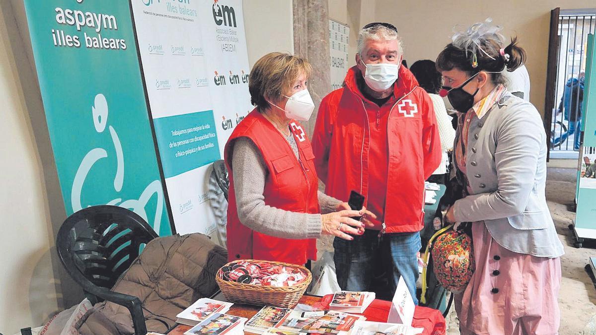 El Consell ha organitzat la primera Fira del Voluntariat a Can Balaguer.