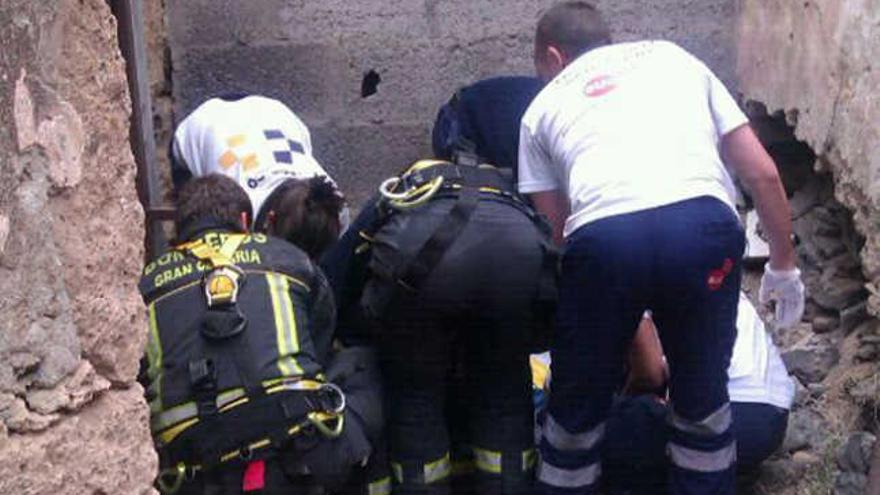 Bomberos y sanitarios atienden al joven herido. | la provincia / dlp