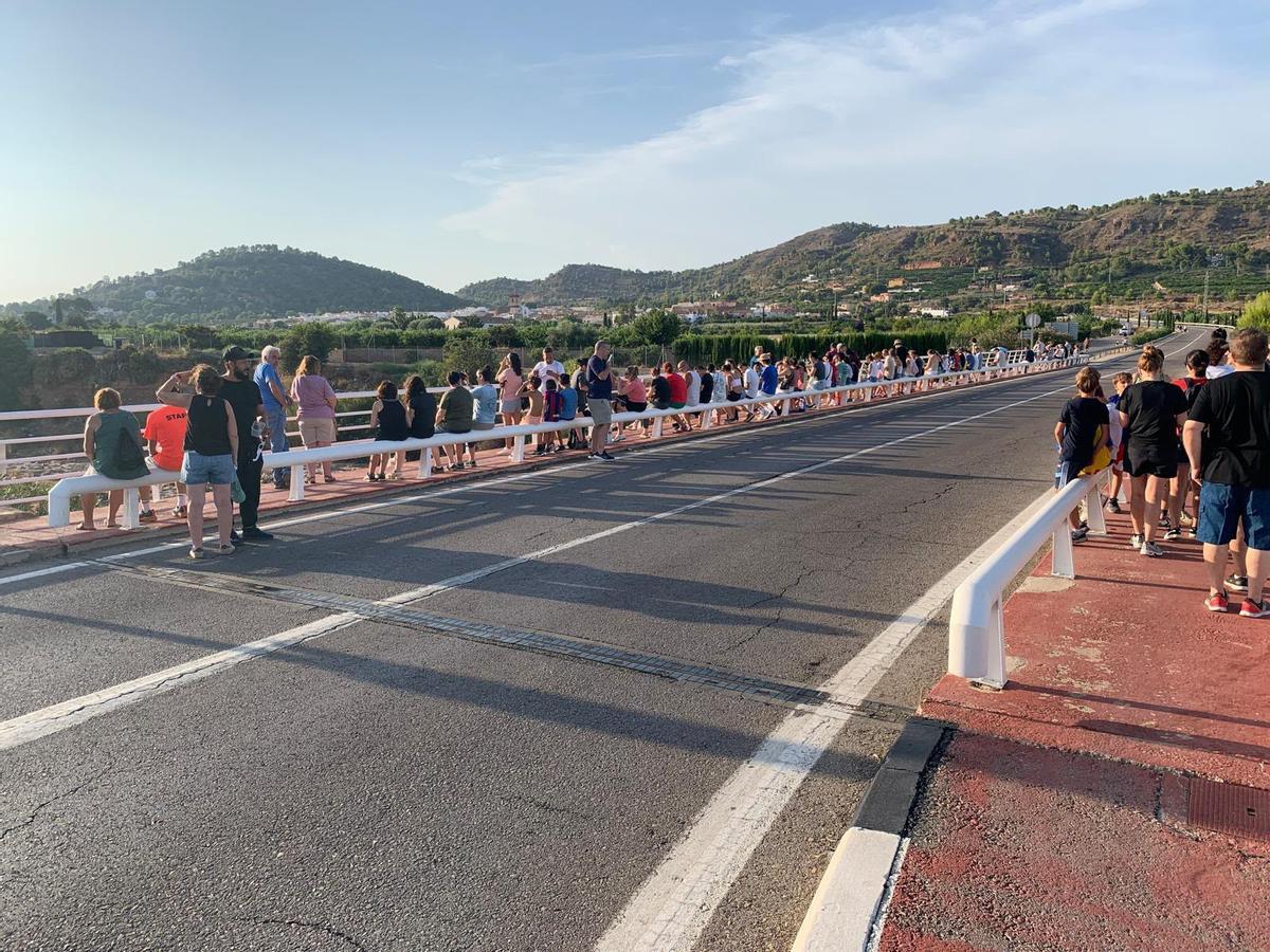 Vecinos de Gilet en el puente de Petrés