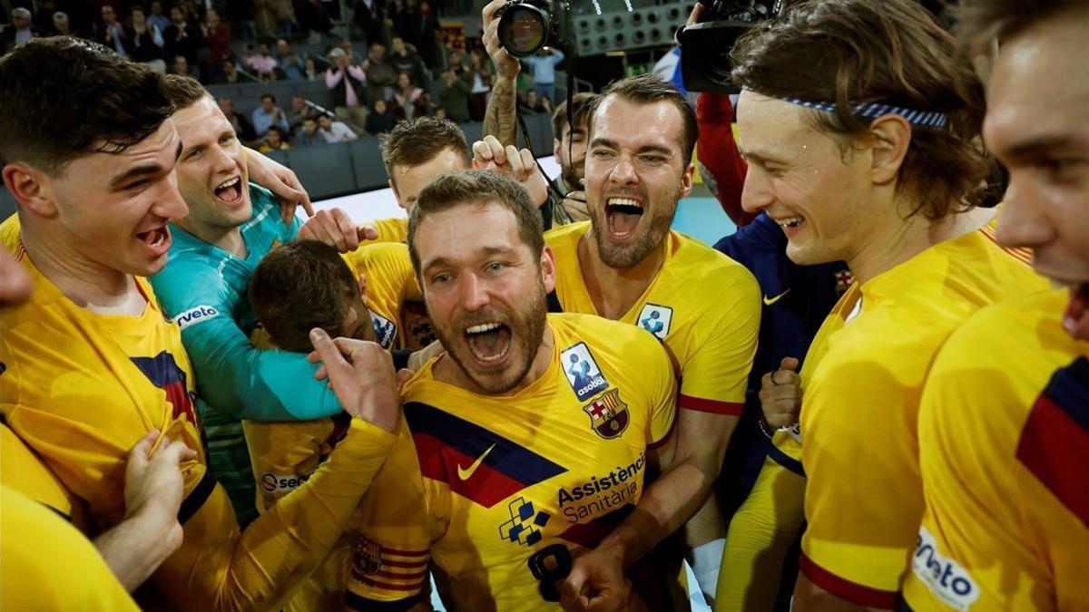 Los jugadores del Barça, con Víctor Tomàs en el centro, celebran la consecución de la Copa del Rey.