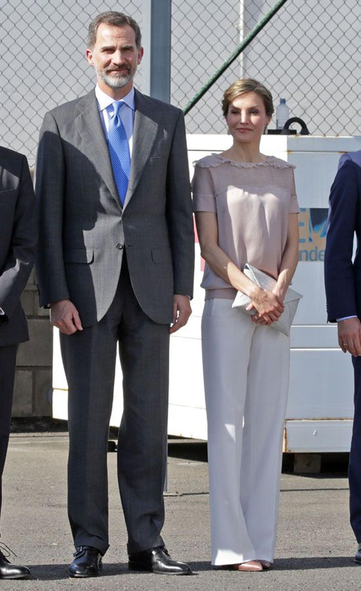 Letizia Ortiz con pantalón ancho de Hugo Boss junto a Felipe VI