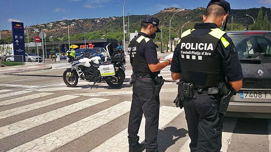 La Policia Local de Castell-Platja d&#039;Aro en un control.