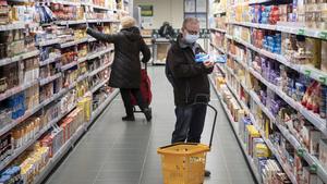 Clientes en un supermercado de Barcelona.