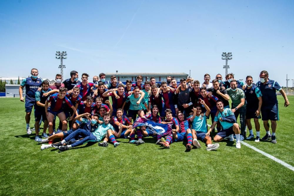 La celebración del Juvenil A del Levante UD tras ser campeones de liga ...