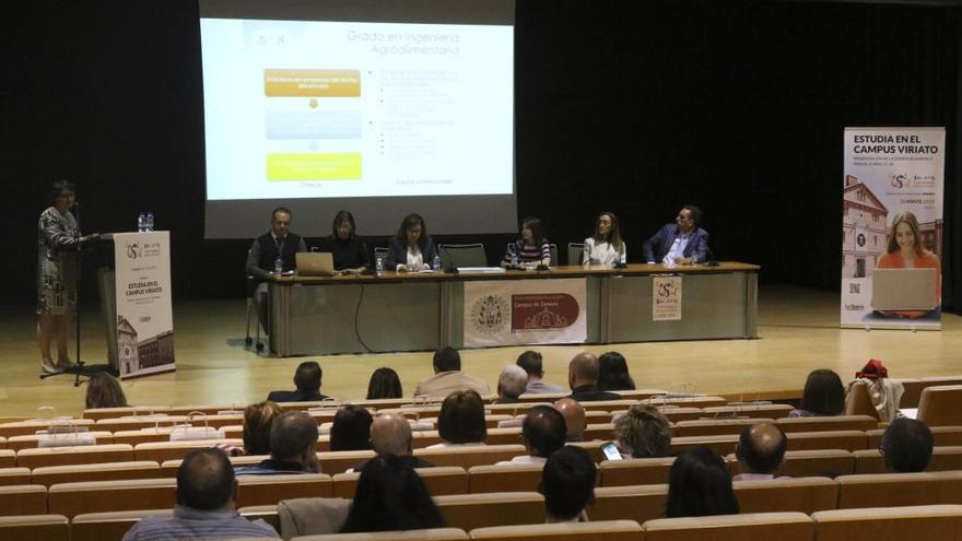 La vicerrectora Izaskun Álvarez interviene en la jornada de la USAL en Zamora, en presencia de los directores de las escuelas del campus