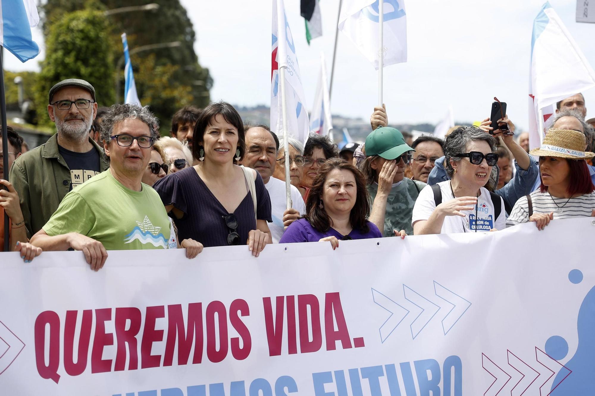 Miles de gallegos marchan de Pontevedra hasta Lourizán en protesta por las celulosas de Ence y Altri