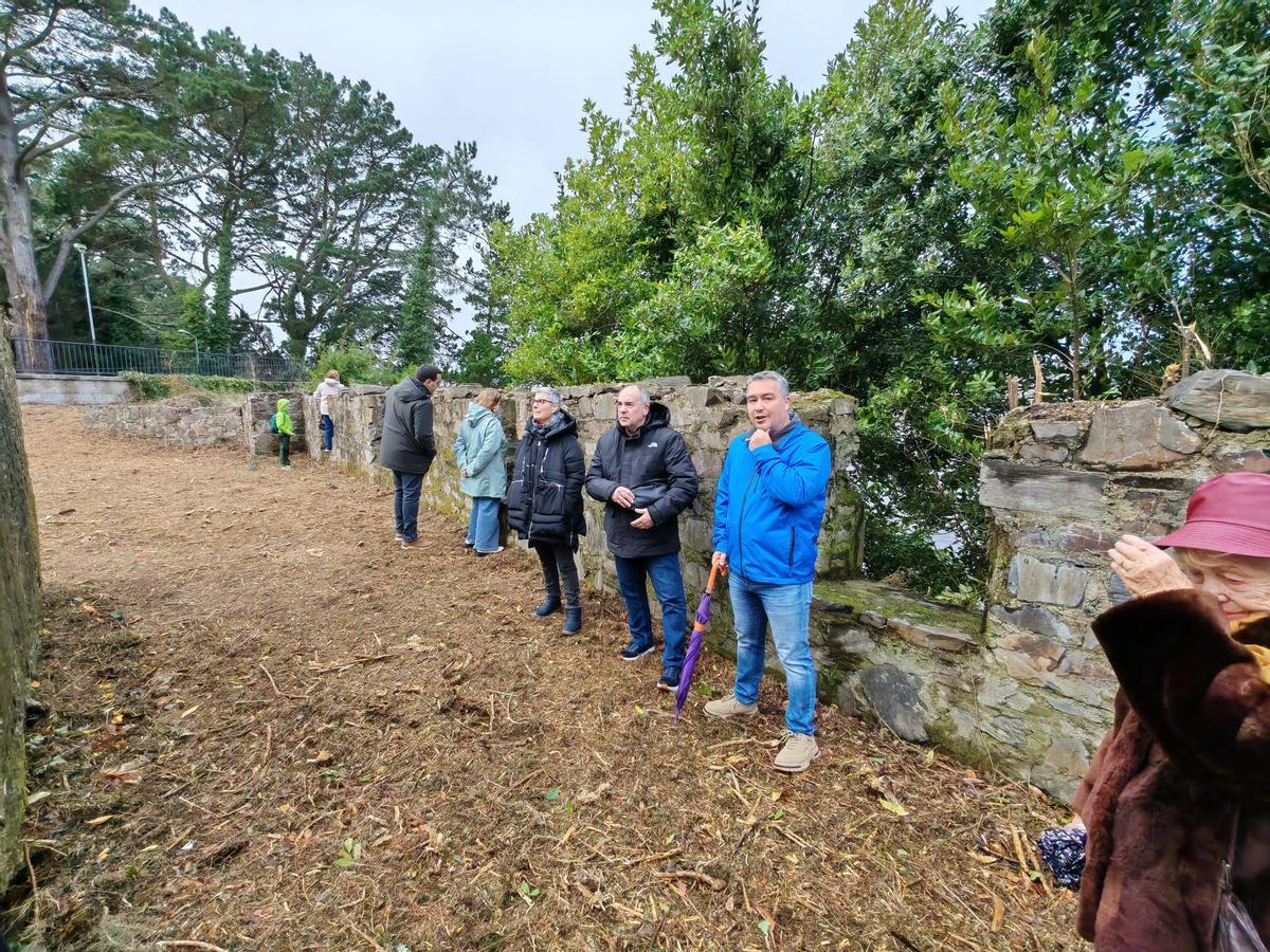 Asistentes a la visita guiada a los restos de la batería de Corbeiroa.