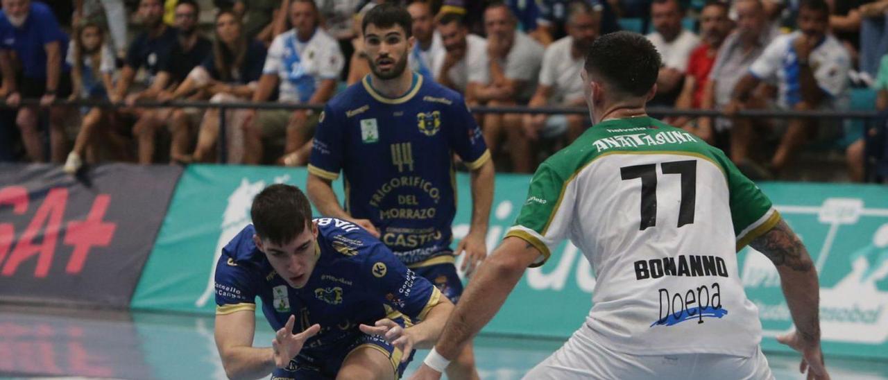 Gael, con Santi López al fondo, en el partido Frigoríficos-Anaitasuna, último jugado en O Gatañal. |  // SANTOS ÁLVAREZ