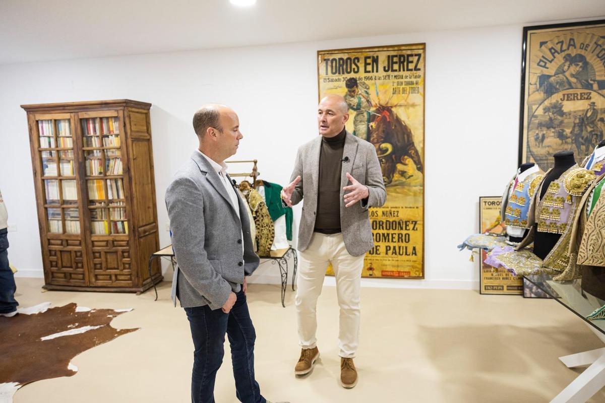 Galería de fotos de la visita del director general de Interior, Vicent Huet, al Museu del Bou de Burriana