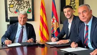 Joan García firma su contrato con el Barça junto a Laporta