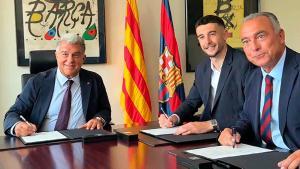Joan Garca firma su contrato con el Bar?a junto a Laporta