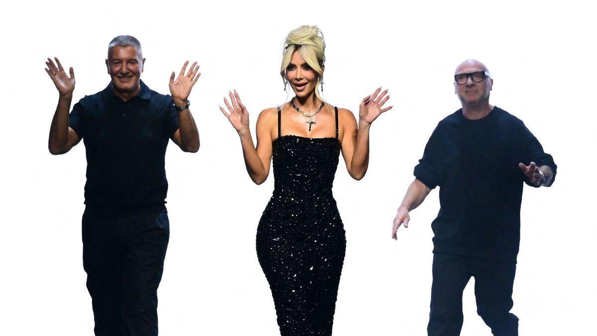 Domenico Dolce, Stefano Gabbana y Kim Kardashian al final del desfile de la colección Primavera-Verano 2023, en la Semana de la Moda en Milán.