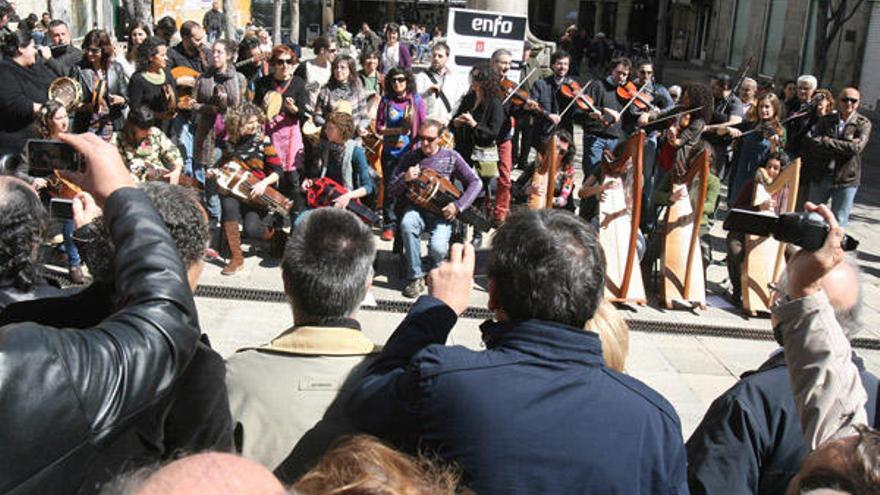 Alumnos de la escuela E-Trad de Vigo, en la Puerta del Sol.  // De Arcos