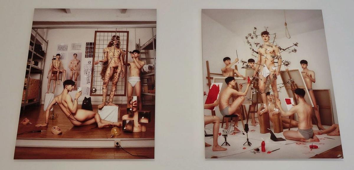 El artista Filip Custic junto a una de sus piezas en la Galería Bibli.