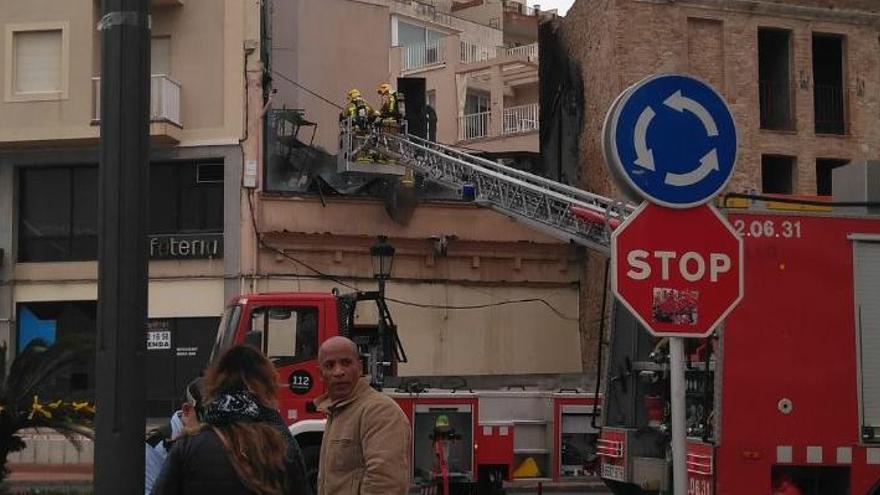 Els bombers treballant al lloc dels fets.