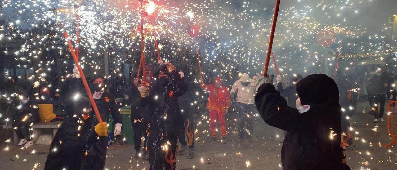 El II Benifoc llenó las calles del centro de luz y pólvora, tras la globotraca y el Canicros.