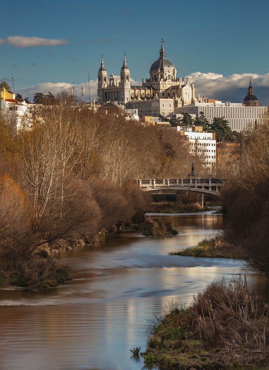 Vista de la catedral de la Almudena desde el río Manzanares.