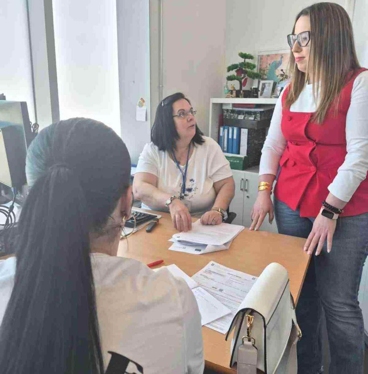 Beatriz Canda, con trabajadoras del Servizo de Orientación Laboral.