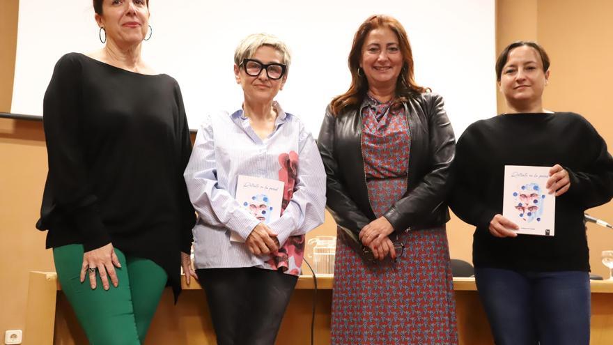 La Biblioteca Insular acogió la presentación de la novela &#039;Retrato en la pared&#039;