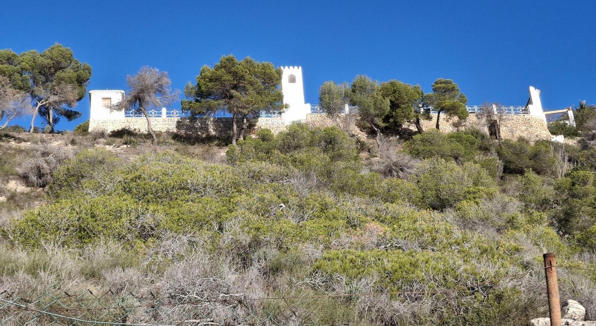 La terraza y la torreta que se asomaban al mar en la antigua vivienda de la linajuda familia británica