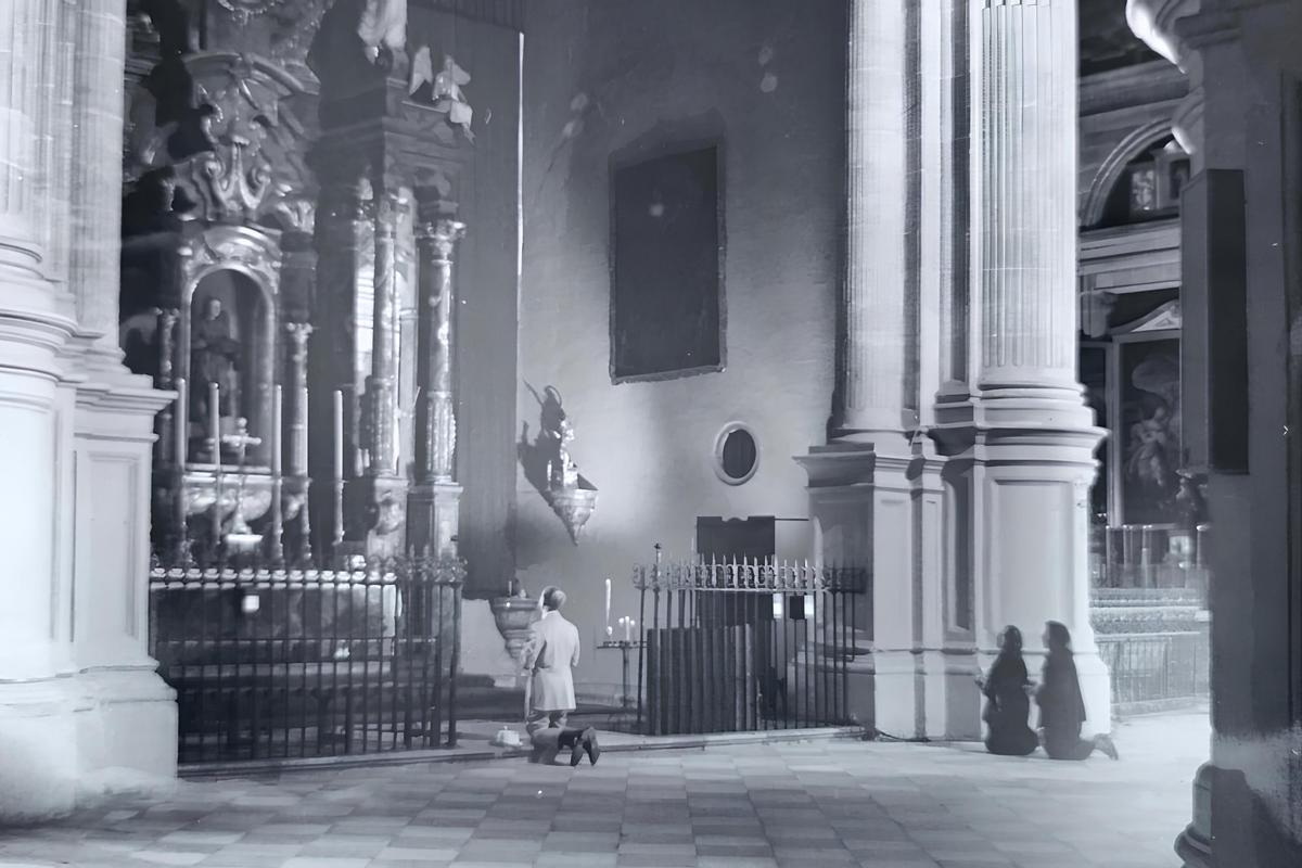 Fotograma de Al final de la noche, rodada en 1962 en la Catedral de Málaga.