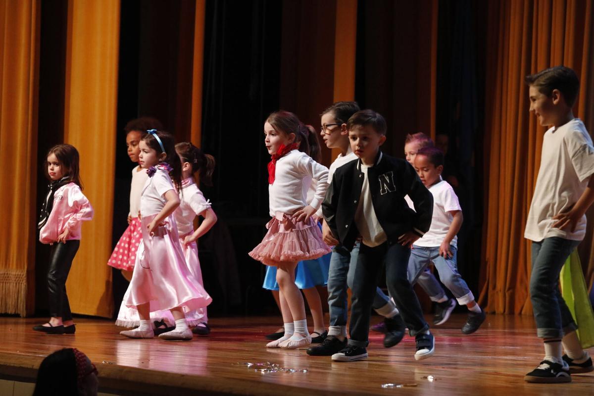 Espectáculo de "Grease" en el día de los abuelos en el San Fernando.