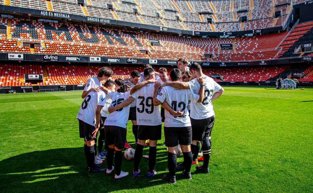 El equipo del Valencia, sobre el césped de Mestalla