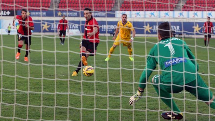 Manuel Arana verwandelte den Elfmeter zur frühen Führung für Real Mallorca.