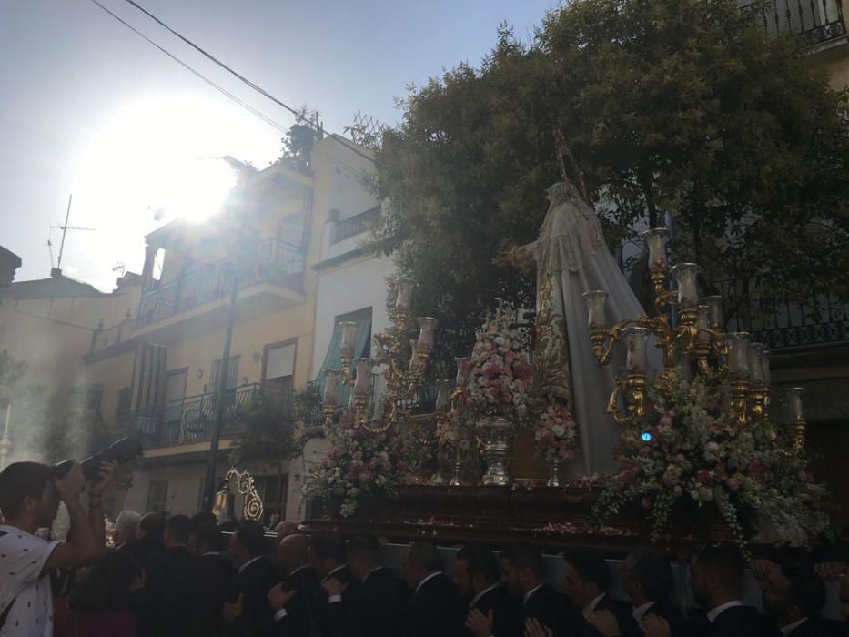 La cofradía del Rocío celebra estos días las vísperas de la solemnidad de Pentecostés y lo ha hecho este sábado con una procesión que ha comenzado a las 18.30 horas desde la casa hermandad