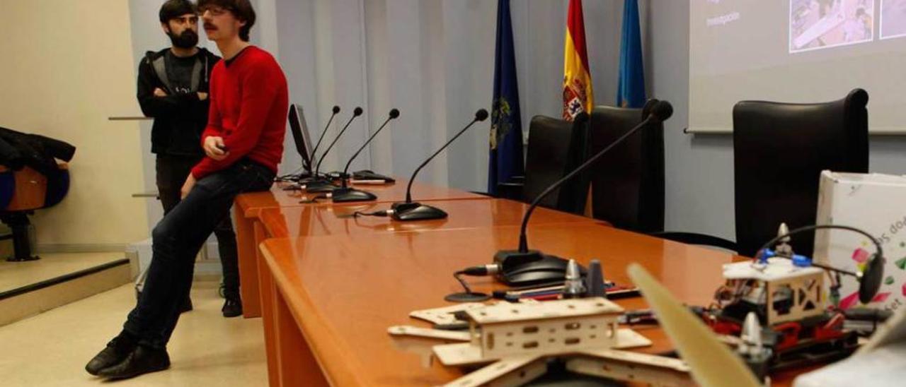 David Pello y Luis Díaz, ayer, en la presentación de las jornadas en la Escuela Politécnica Industrial.