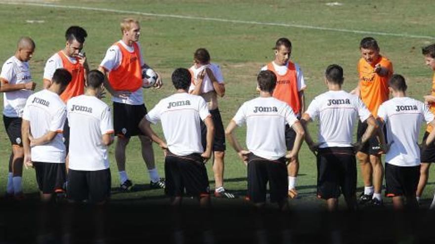 Los jugadores atienden las explicaciones del técnico durante el entrenamiento.