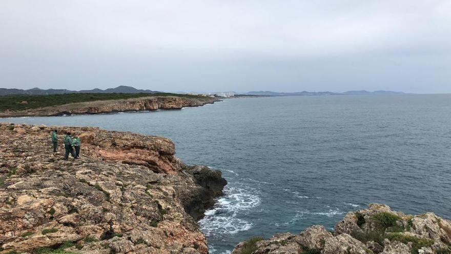 El helicóptero se suma a las tareas de rastreo de la turista que cayó al mar en s&#039;Algar