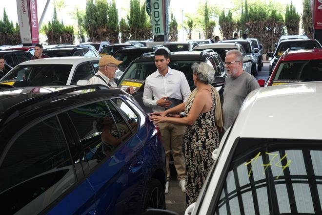 Galería: Los clientes observan los coches de Motorocasión.