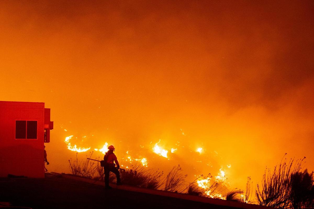 Miles de personas evacuadas por un incendio en Malibú