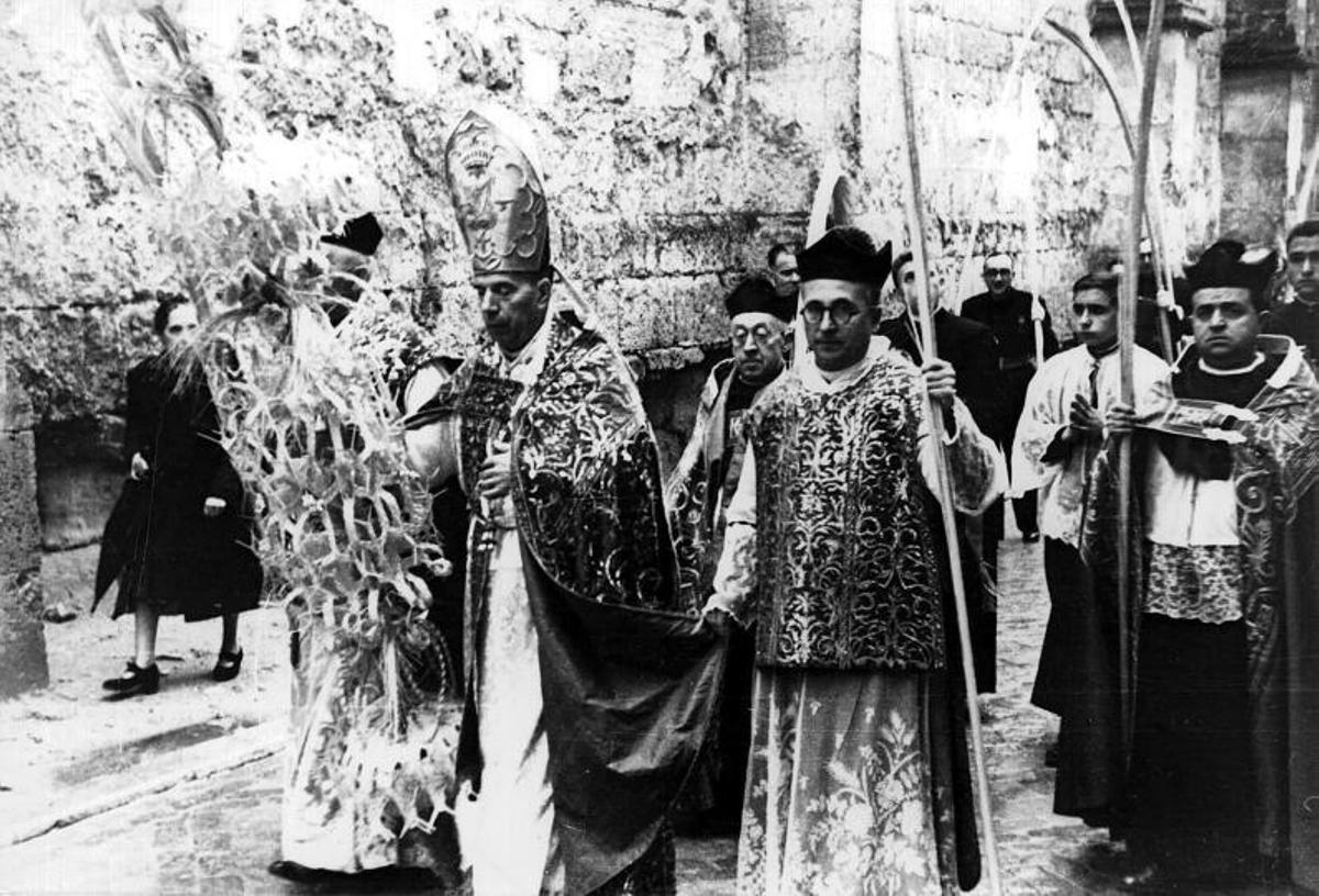 MANTILLAS JÓVENES CORDOBESAS CON EL TRADICIONAL VESTIDO DE LA  CUARESMA PASEAN POR LA PLAZA DE LAS TENDILLAS EN LA DÉCADA DE 1950. | RICARDO