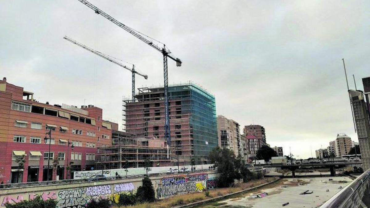 El hotel de Hoyo de Esparteros, desde El Perchel.