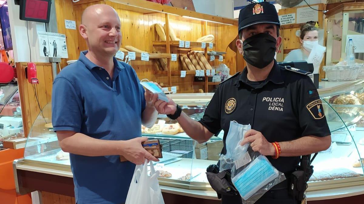 La policía de Dénia hace pedagogía sobre el uso obligatorio de la mascarilla