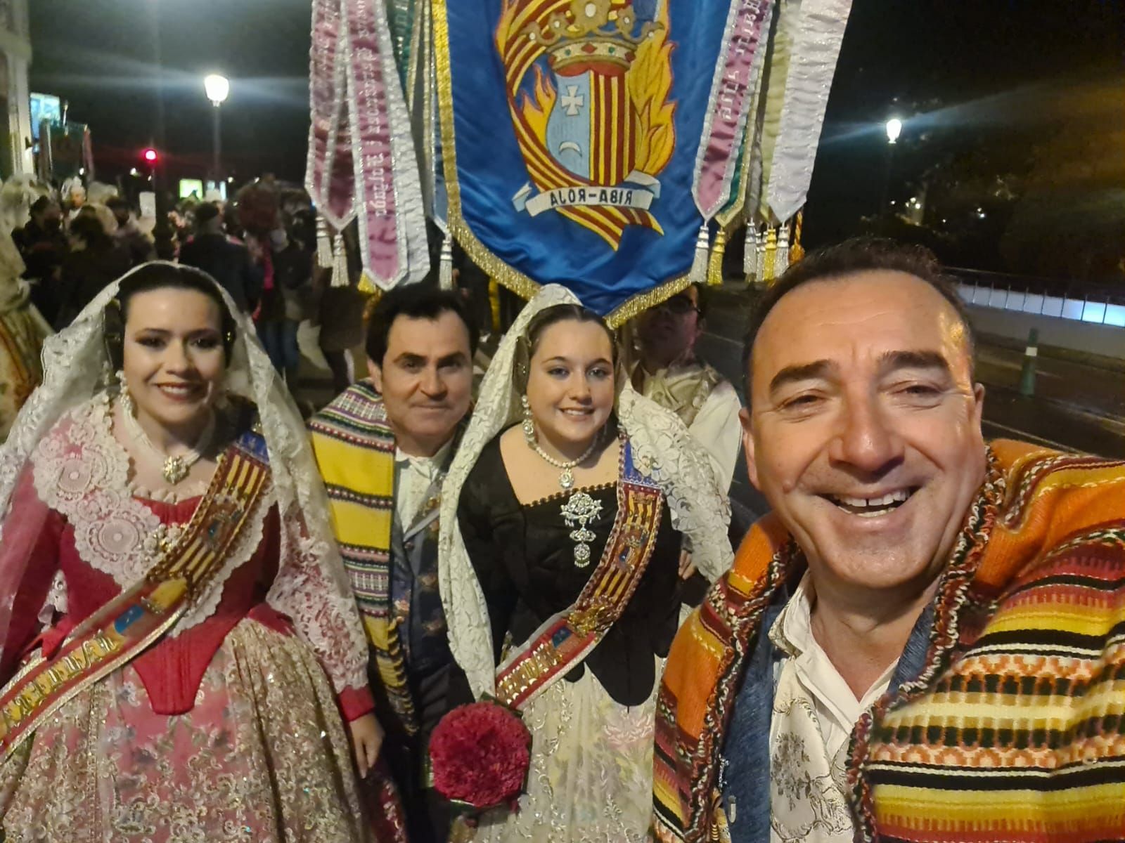 Érica y Camila, Falleras Mayores de Riba Roja, desfilan en la Ofrenda de València