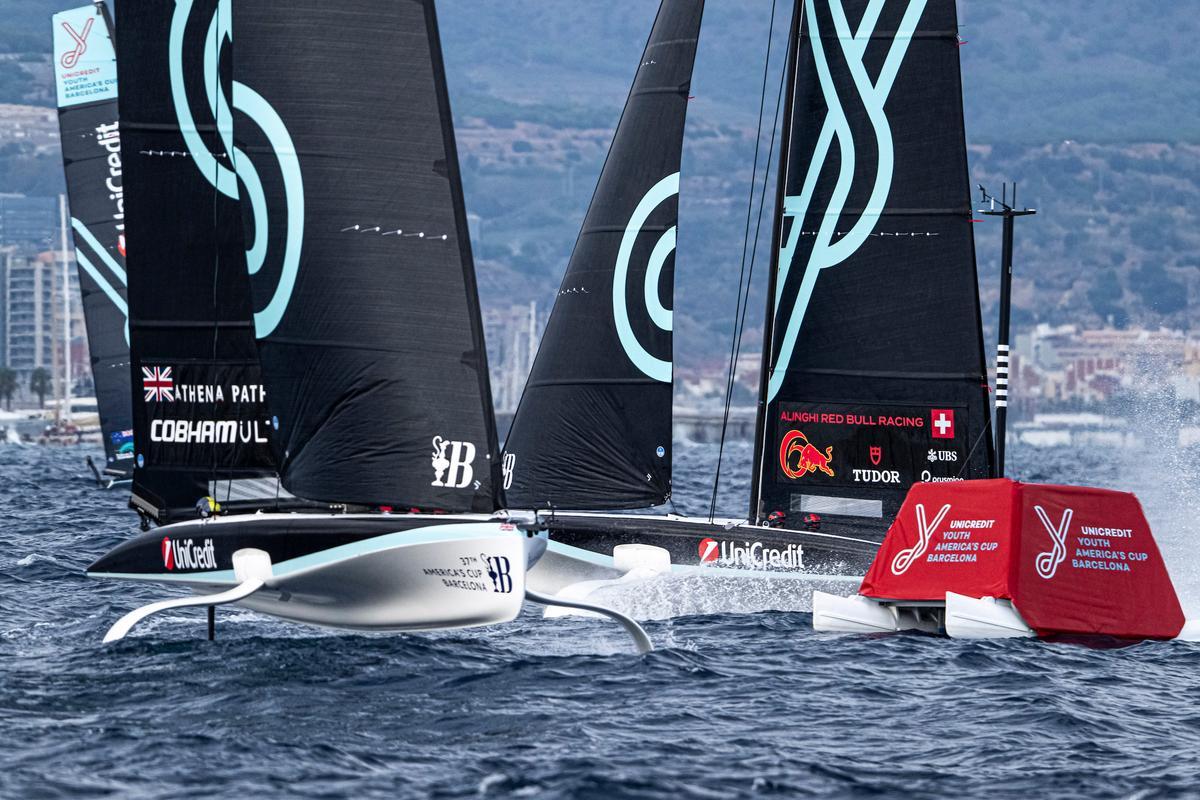 Los tres veleros de los equipos de jóvenes suizos, británicos y neozelandeses compiten este martes en las primeras regatas de la Unicredit Youth America's Cup.