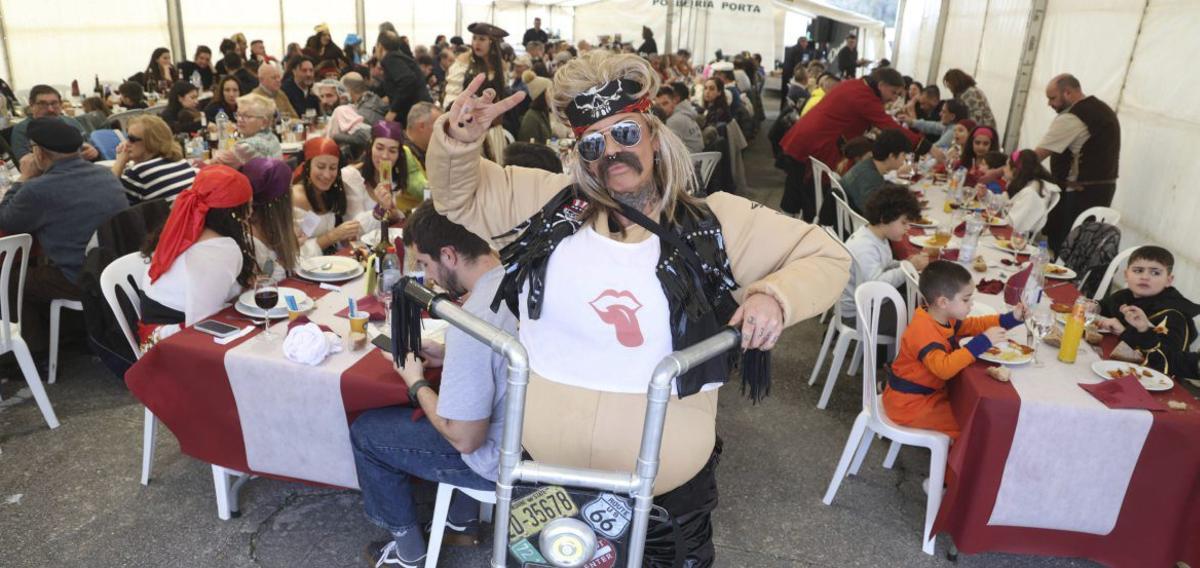 El IV Xantar do Cocido reunió a más  de 200 personas en la lonja de Carril | NOÉ PARGA