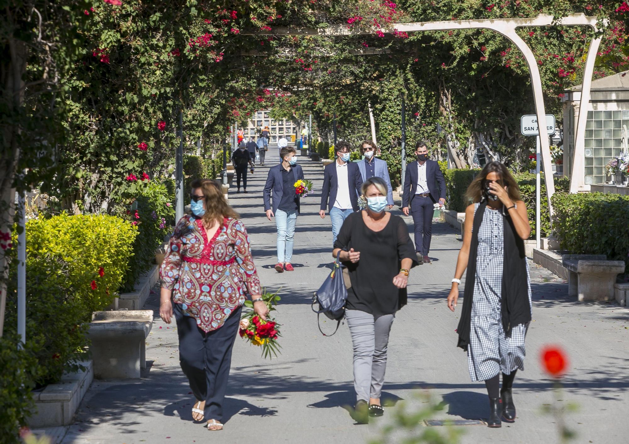 Día de Todos los Santos bajo mínimos de afluencia en el cementerio de Alicante