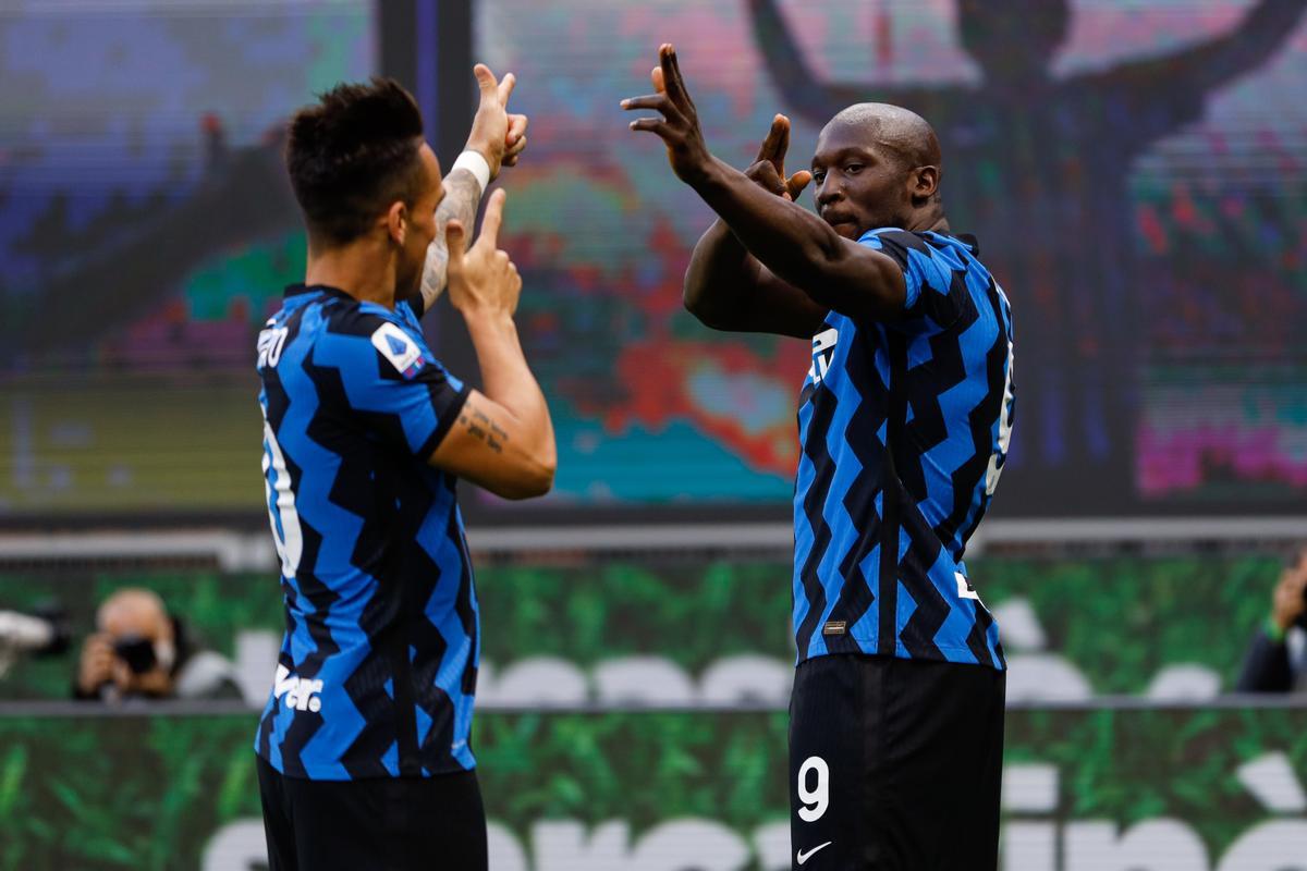 Lautaro Martínez celebra un gol con Romeu Lukaku con el Inter de Milán.