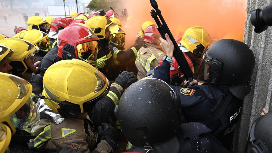 Los bomberos comarcales plantan su protesta ante la Diputación de Pontevedra