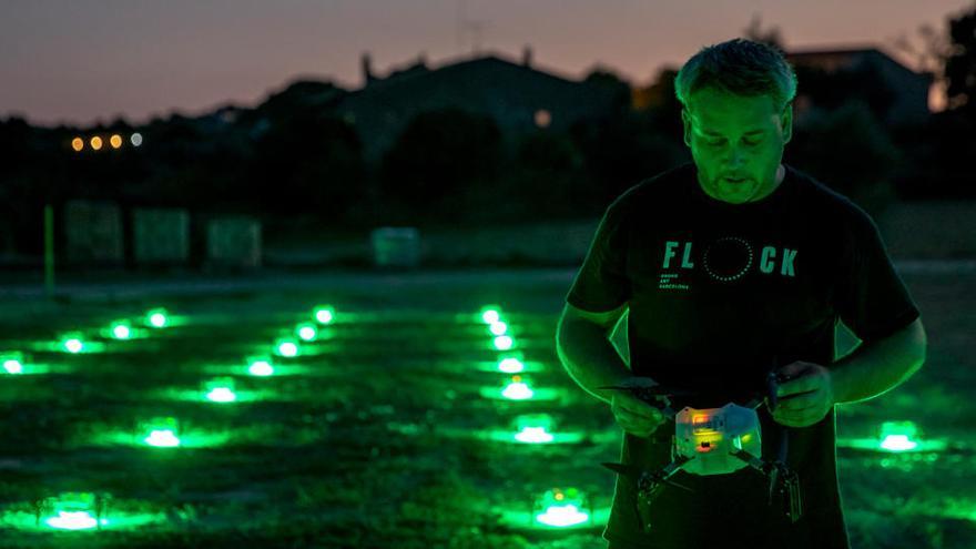 Un dels membres de Flock Drone Art amb el grup de naus en marxa