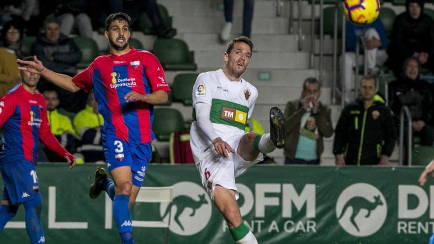 Manuel Sánchez, en el momento de disparar a puerta en el segundo gol del Elche