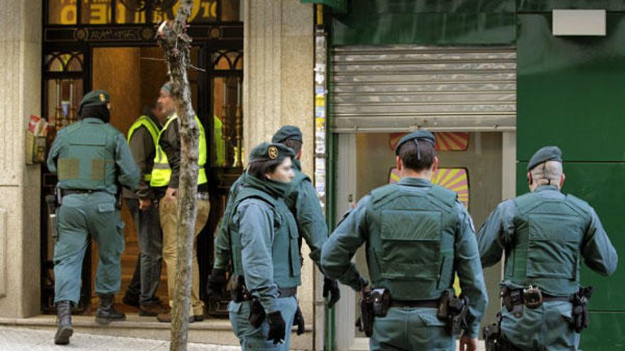 Un amplio dispositivo policial se ha desplegado esta madrugada en el centro de Santiago de Compostela, en la calle Santiago de Chile, y hasta ahora han sido detenidas dos personas, un hombre y una mujer.