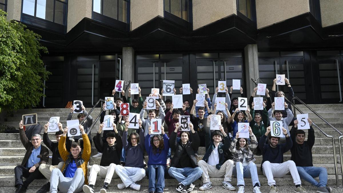 Estudiantes de Física Computacional conmemorando el Día de Pi