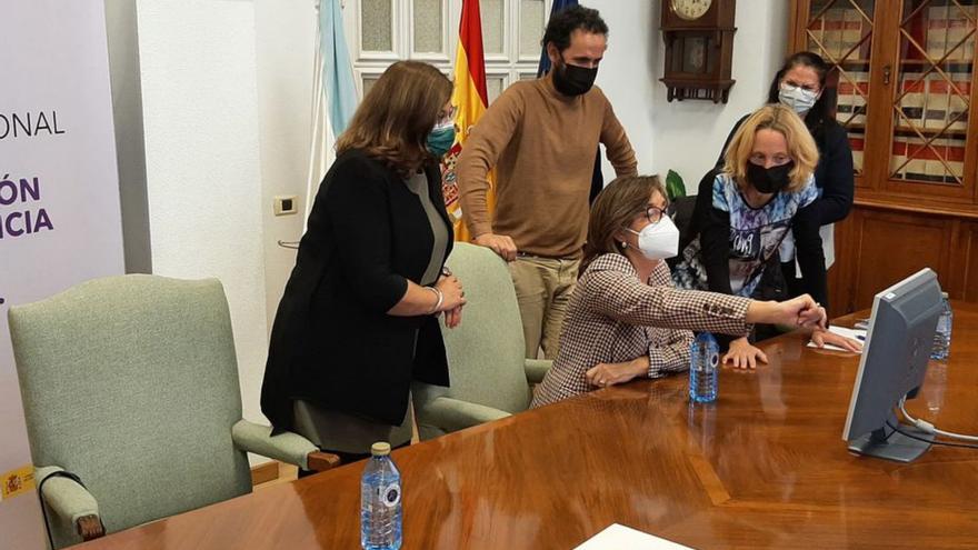 Reunión del jurado ayer en la Subdelegación. | // FARO
