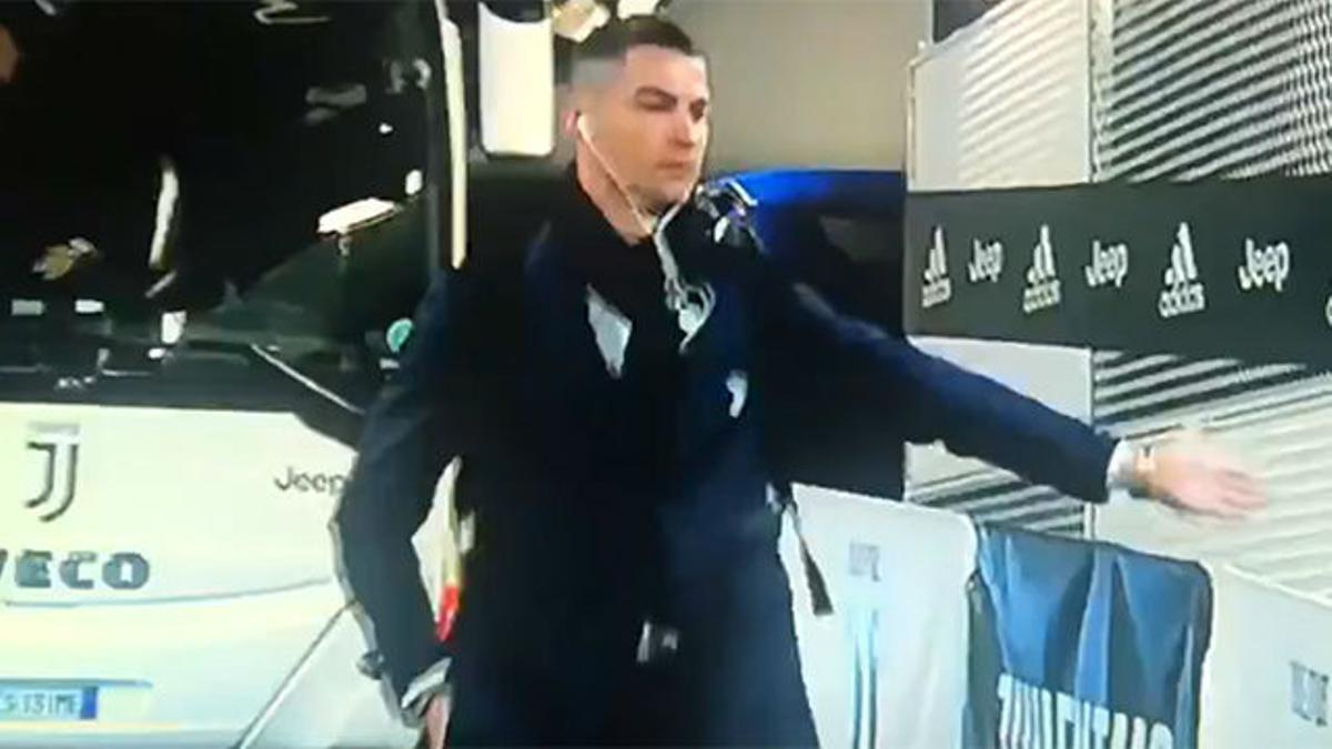 Cristiano se vuelca con los aficionados... pese a jugar a puerta cerrada